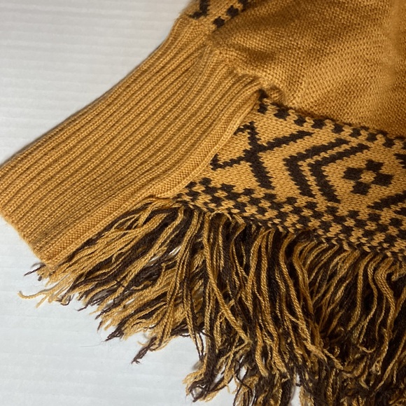 Double Zero Aztec design Poncho - Picture 3 of 6